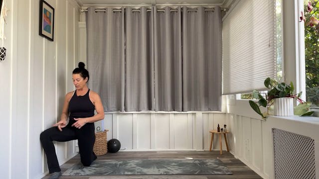 45 min Pilates Mat w/ Tracy- Knee and...