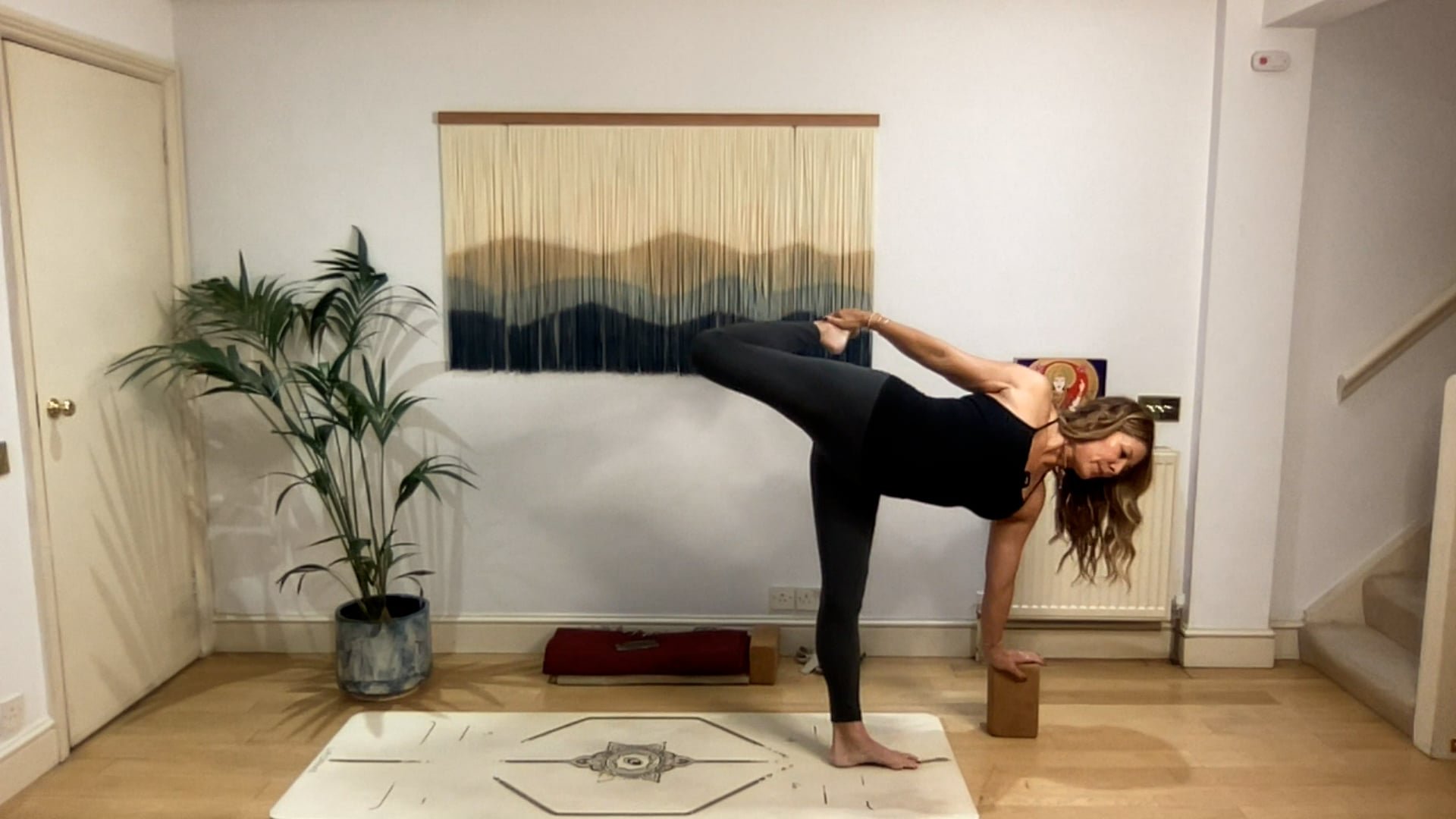 75 min Vinyasa Flow level 2/3 w/ Mia ...