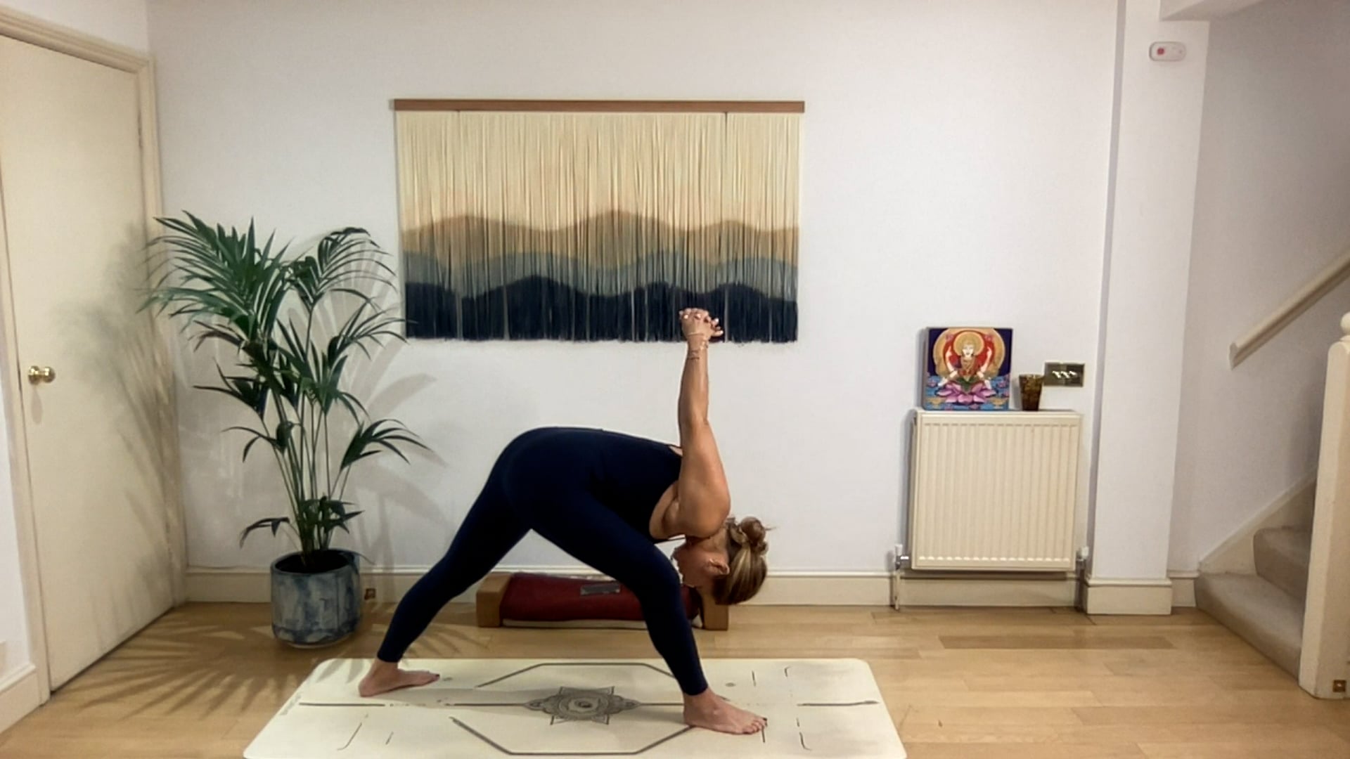 75 min Vinyasa Flow level 2/3 w/ Mia ...