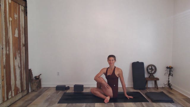 60 Min Vinyasa Flow w/ Ashley - Devot...