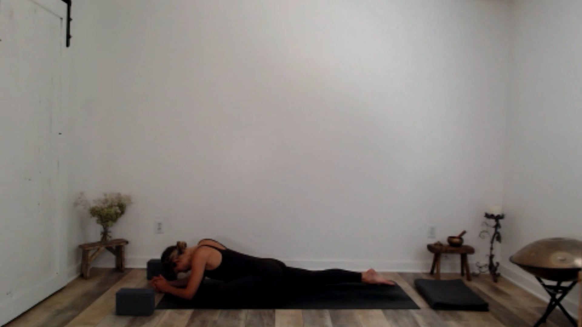 60 min Vinyasa Flow w/ Ashley - Hold ...