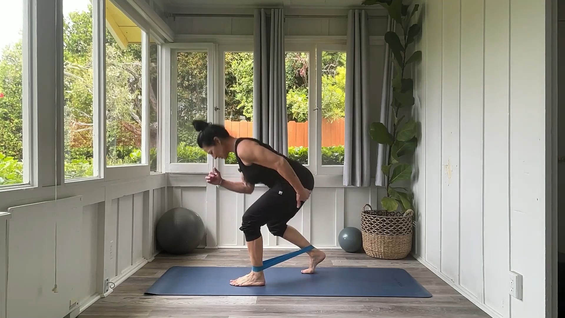 45 min Body Sculpt Travel Legs: Tracy