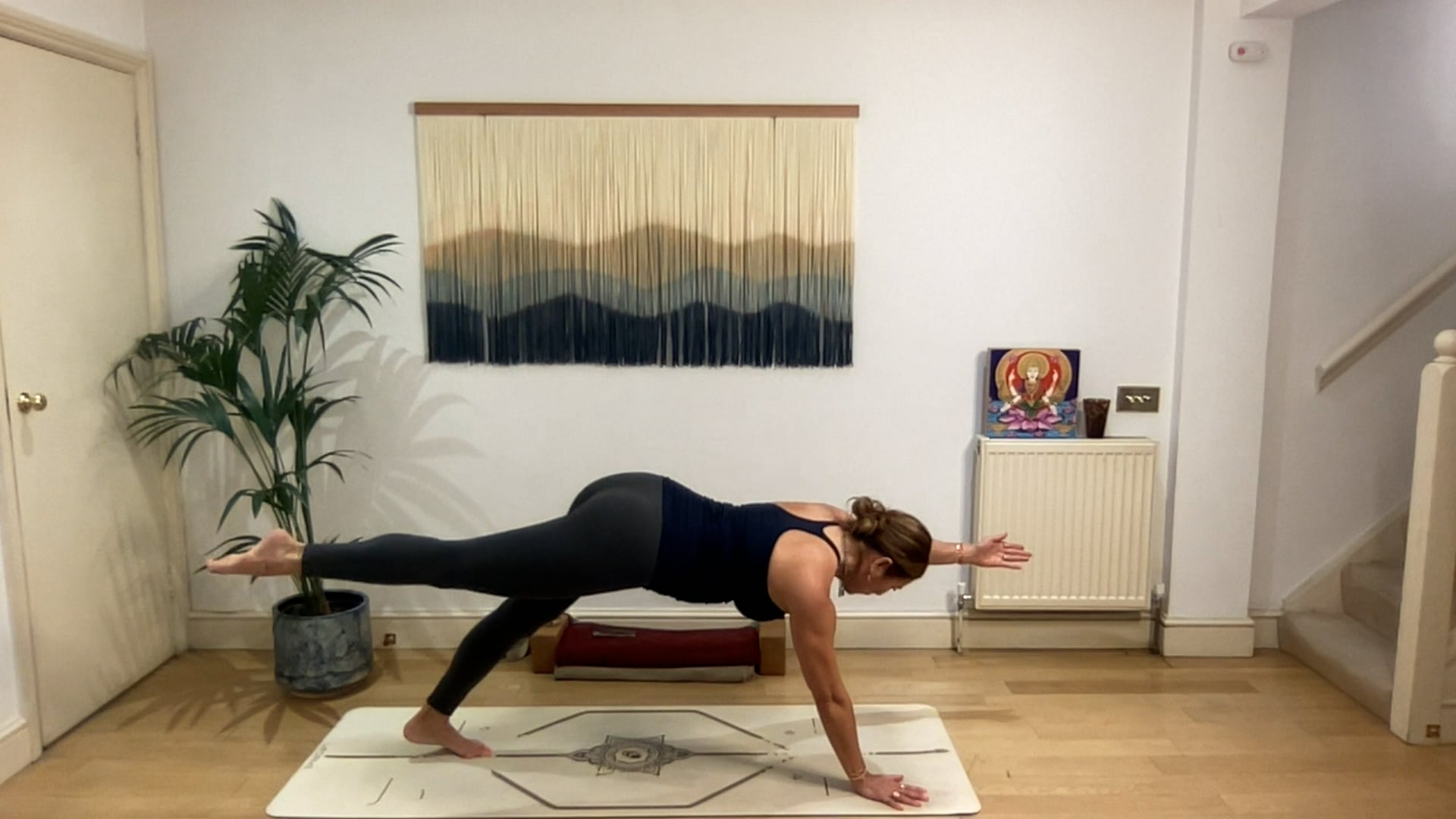 75 min Vinyasa Flow level 2/3 w/ Mia ...