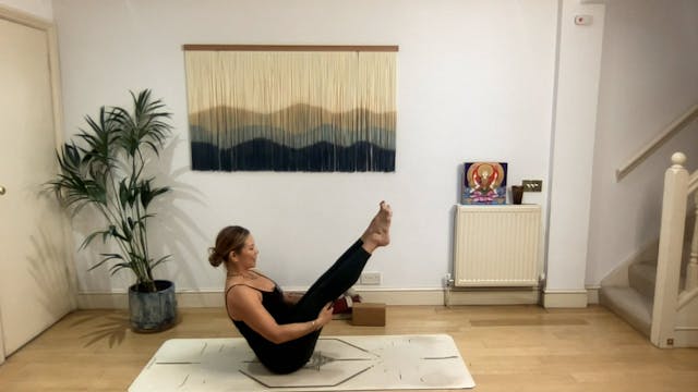 75 min Vinyasa Flow level 2/3 w/ Mia ...