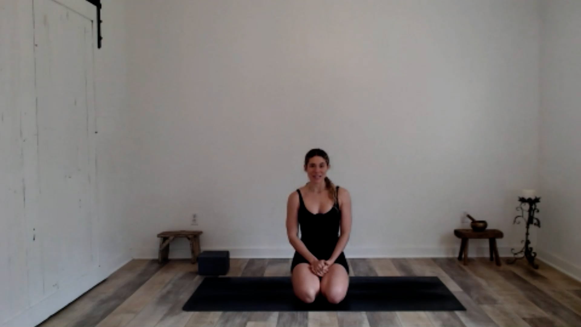 60 min Vinyasa Flow w/ Ashley - Essen...