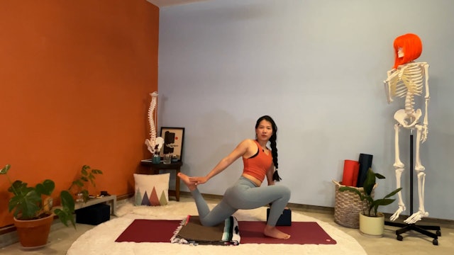 40 min Hatha Yoga 1/2 w/ Elena - Acro...