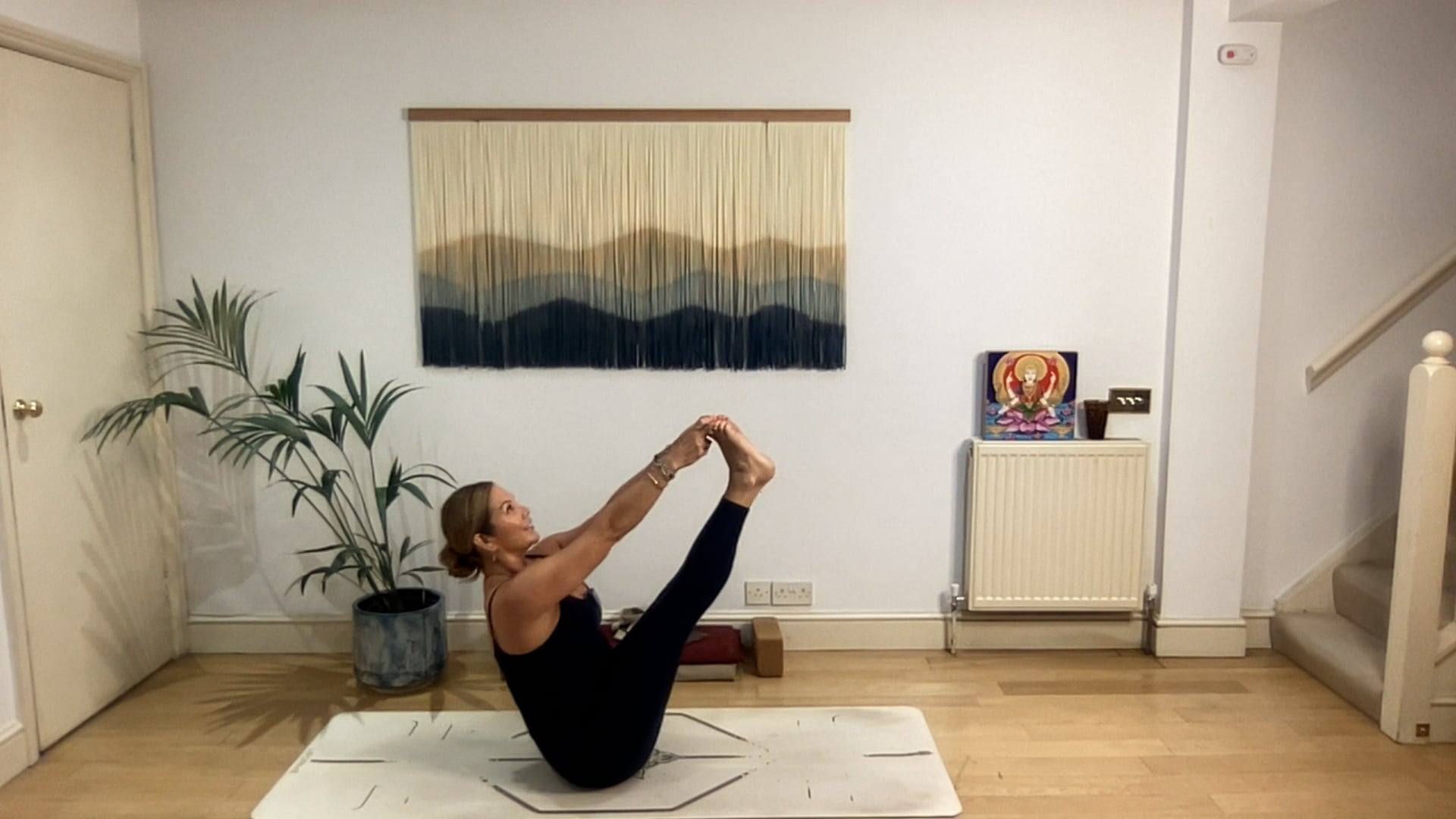 60 min Sweet and Simple Flow  Vinyasa Level 2/3: Mia