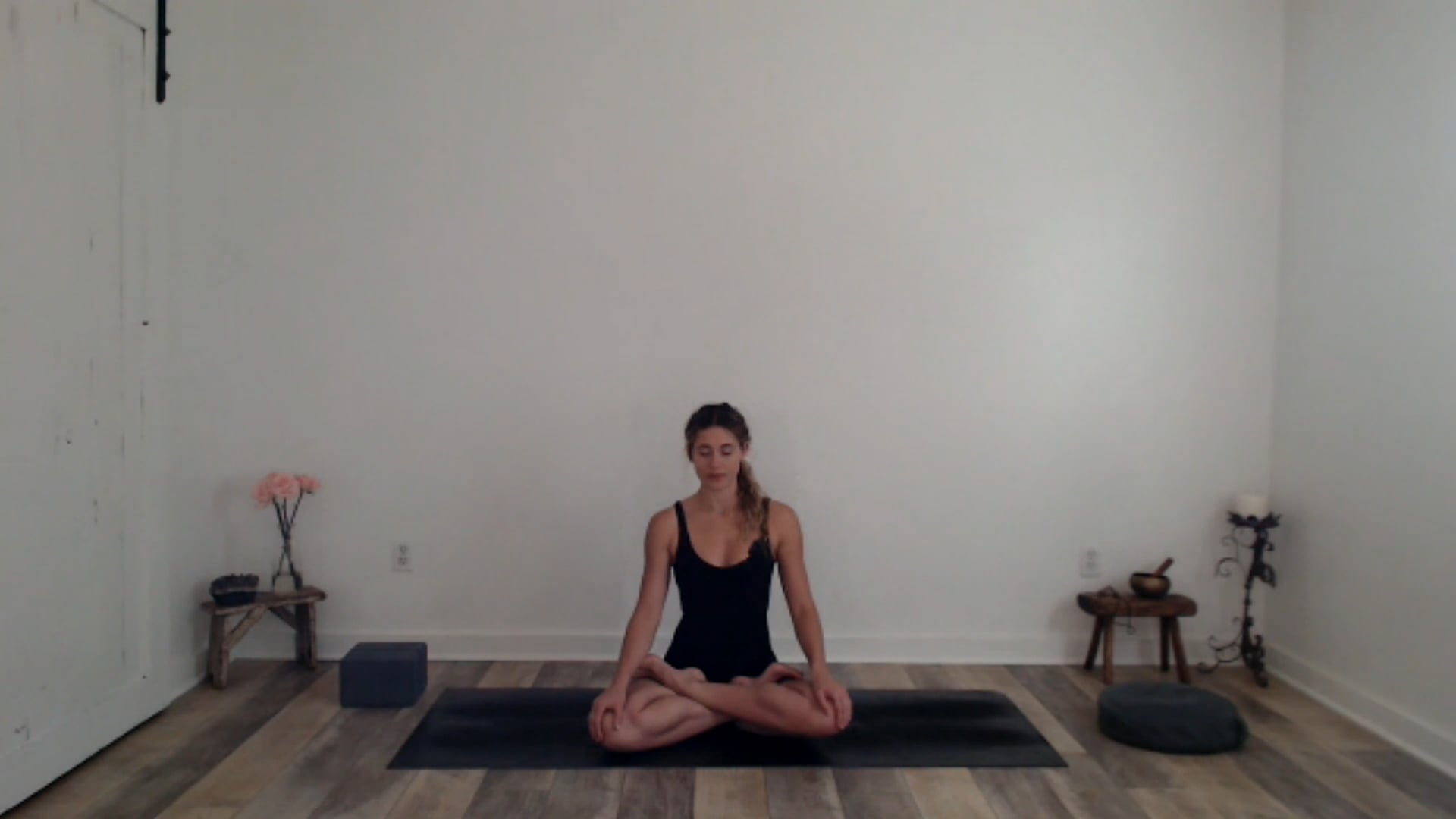 30 min Inner Space Hatha Yoga: Ashley