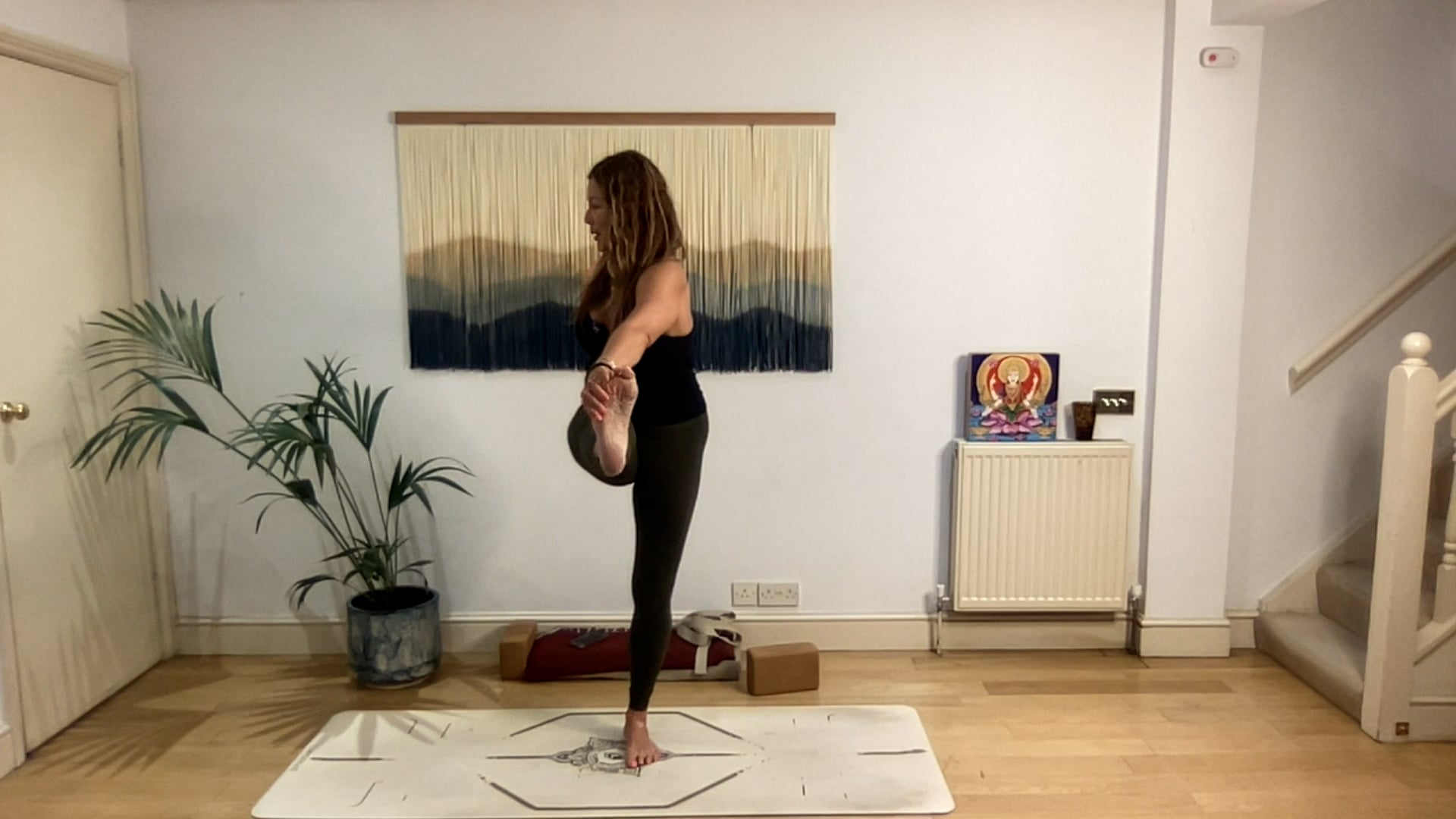 75 min Practice Presence Vinyasa Level 2/3: Mia