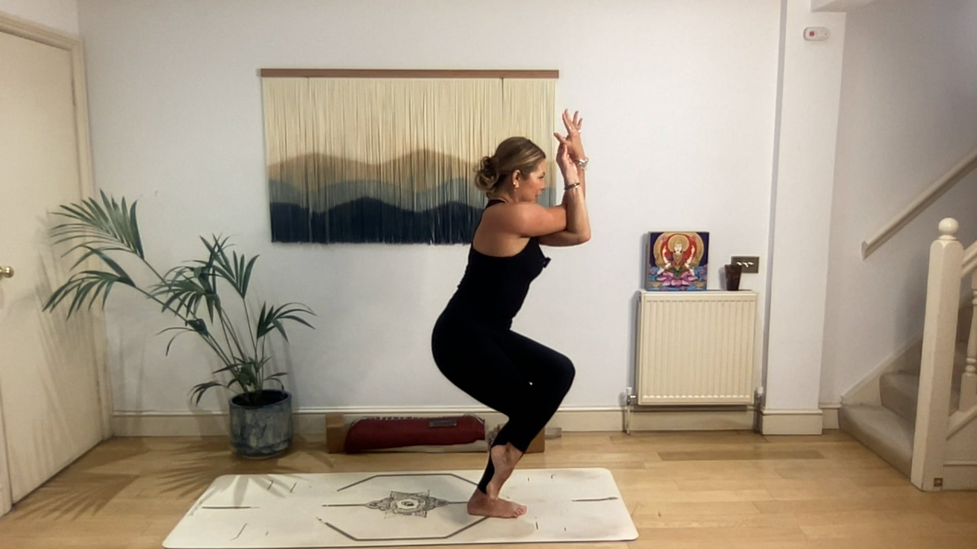 75 min Less Grip, More Grace Vinyasa - Level 2/3: Mia