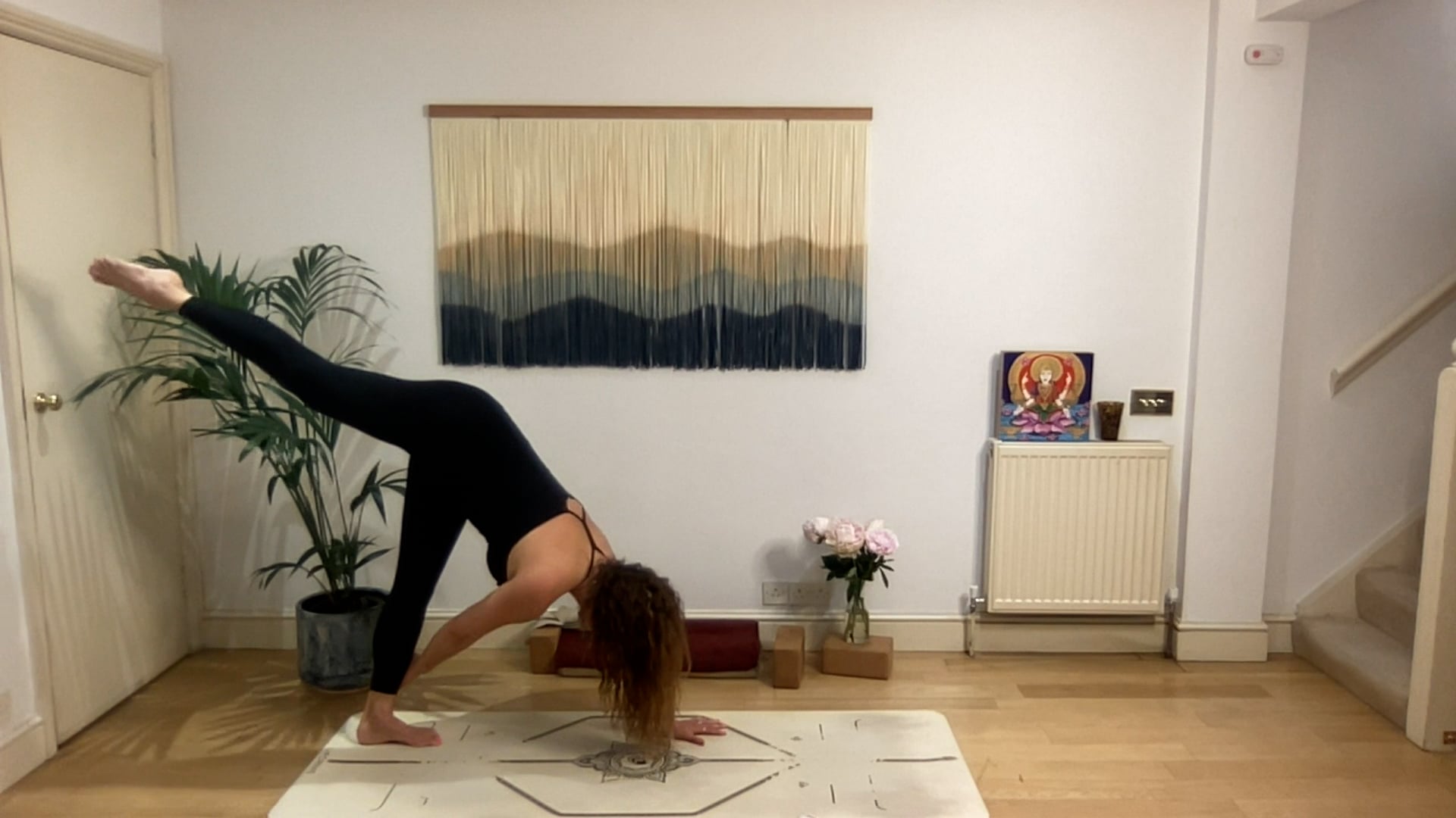 75 min Vinyasa Flow level 2/3 w/ Mia ...