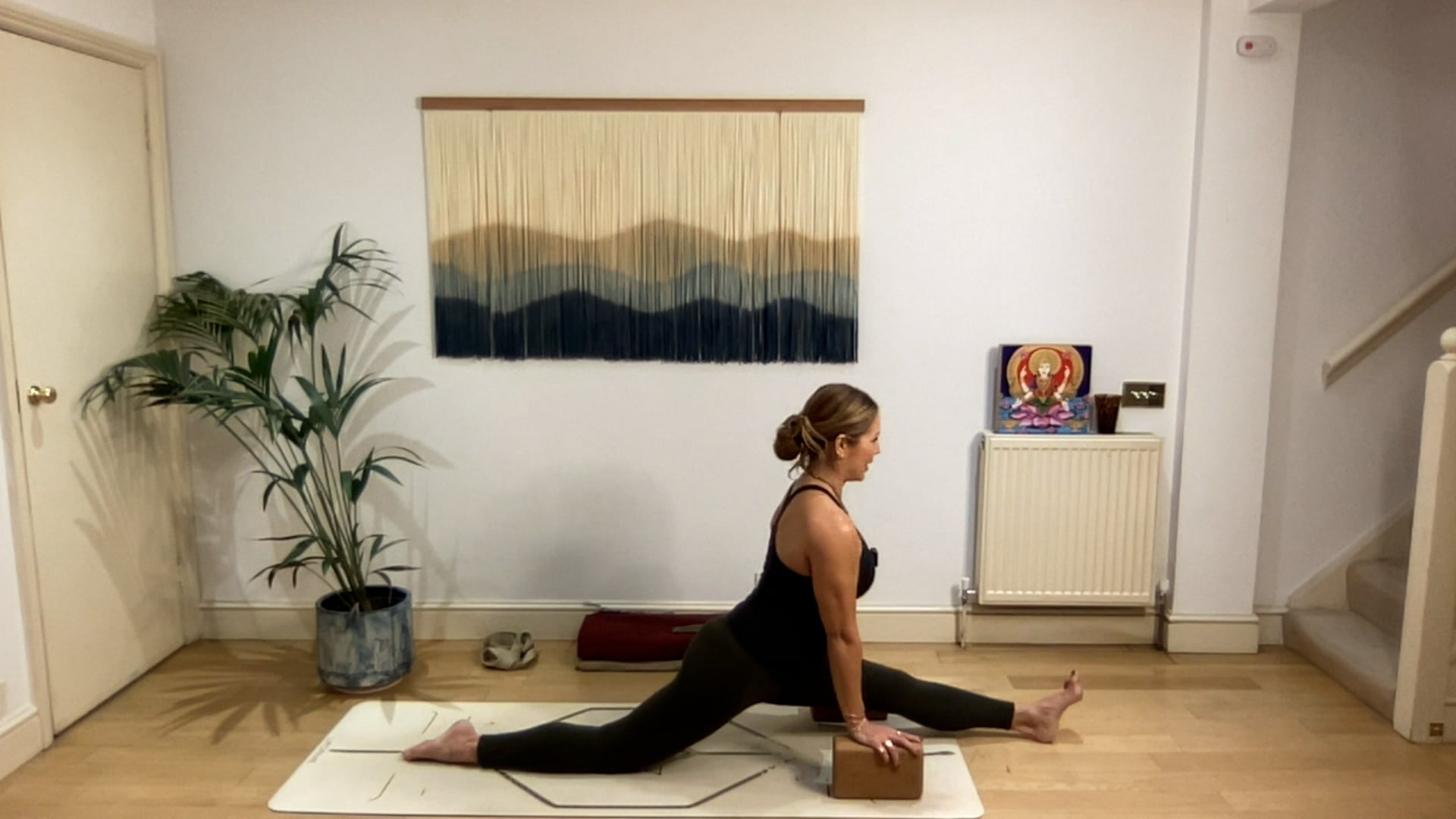 75 min Vinyasa Flow level 2/3 w/ Mia ...