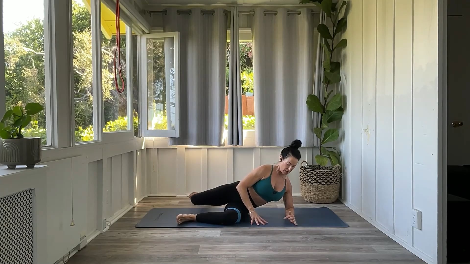 45 min Full Body Pilates The Band: Tracy