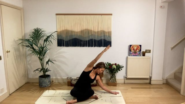 75 min Vinyasa Flow level 2/3 w/ Mia ...