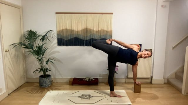 75 min Vinyasa Flow level 2/3 w/ Mia ...