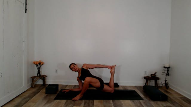 30 min Hatha Yoga w/ Ashley - Strengt...