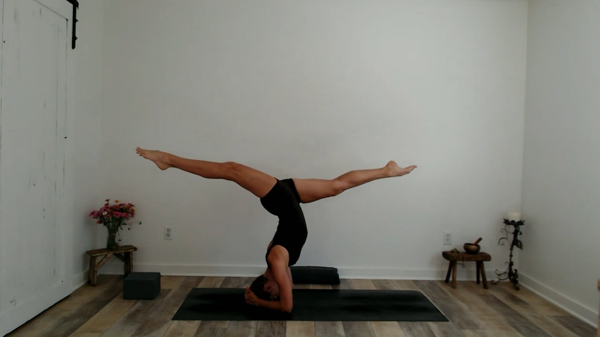 60 min Vinyasa Flow w/ Ashley - Beaut...