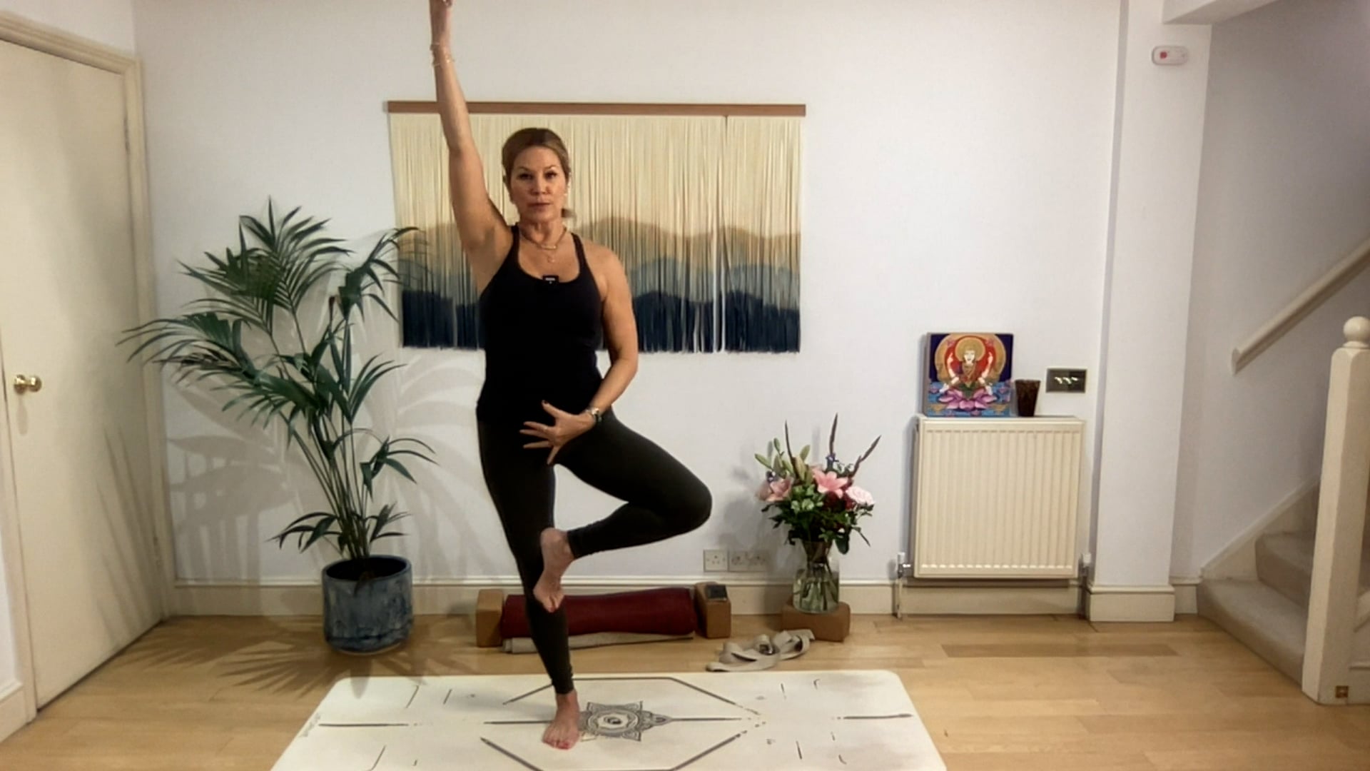 75 min Vinyasa Flow level 2/3 w/ Mia ...