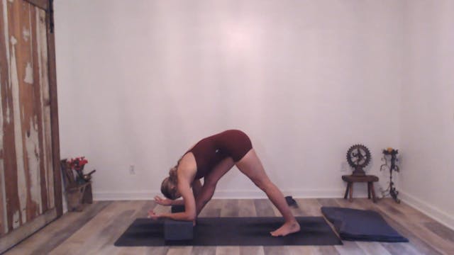 45 Min Vinyasa Flow w/ Ashley - Movem...