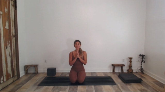 25 min Cool, Calm Yoga Flow w/ Ashley