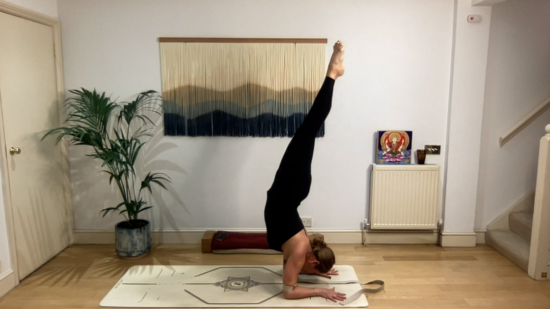 75 min Vinyasa Flow level 2/3 w/ Mia ...