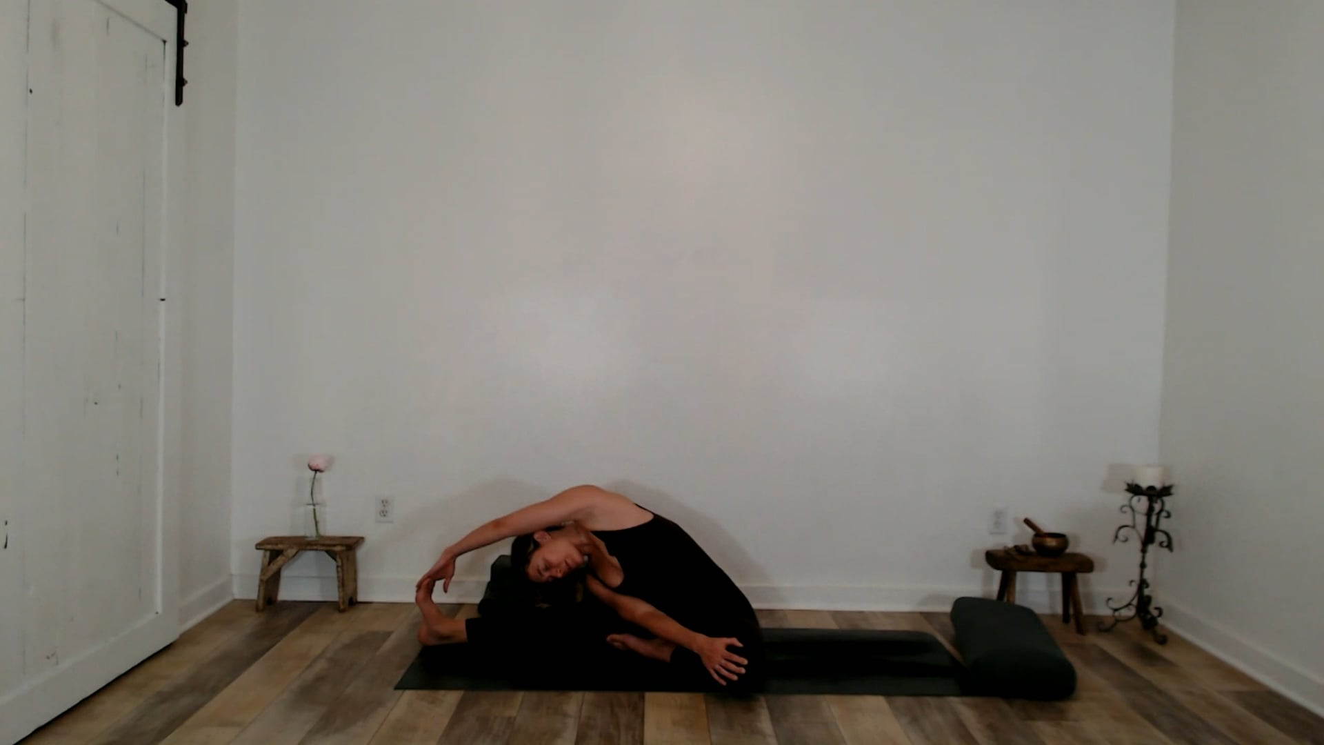 60 min Stretch and Unwind w/ Ashley - Nurture Practice (Mother´s Day) 05/11/2025