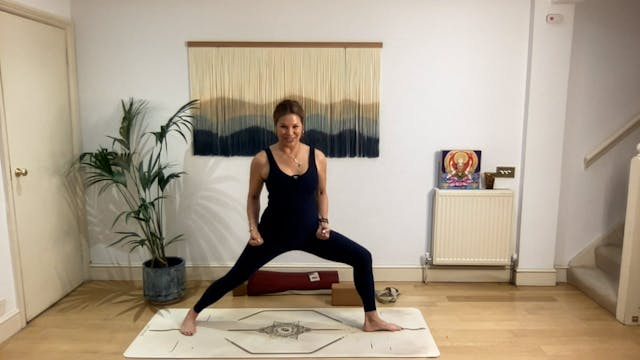 75 min Brave Heart  Vinyasa Level 2/3...