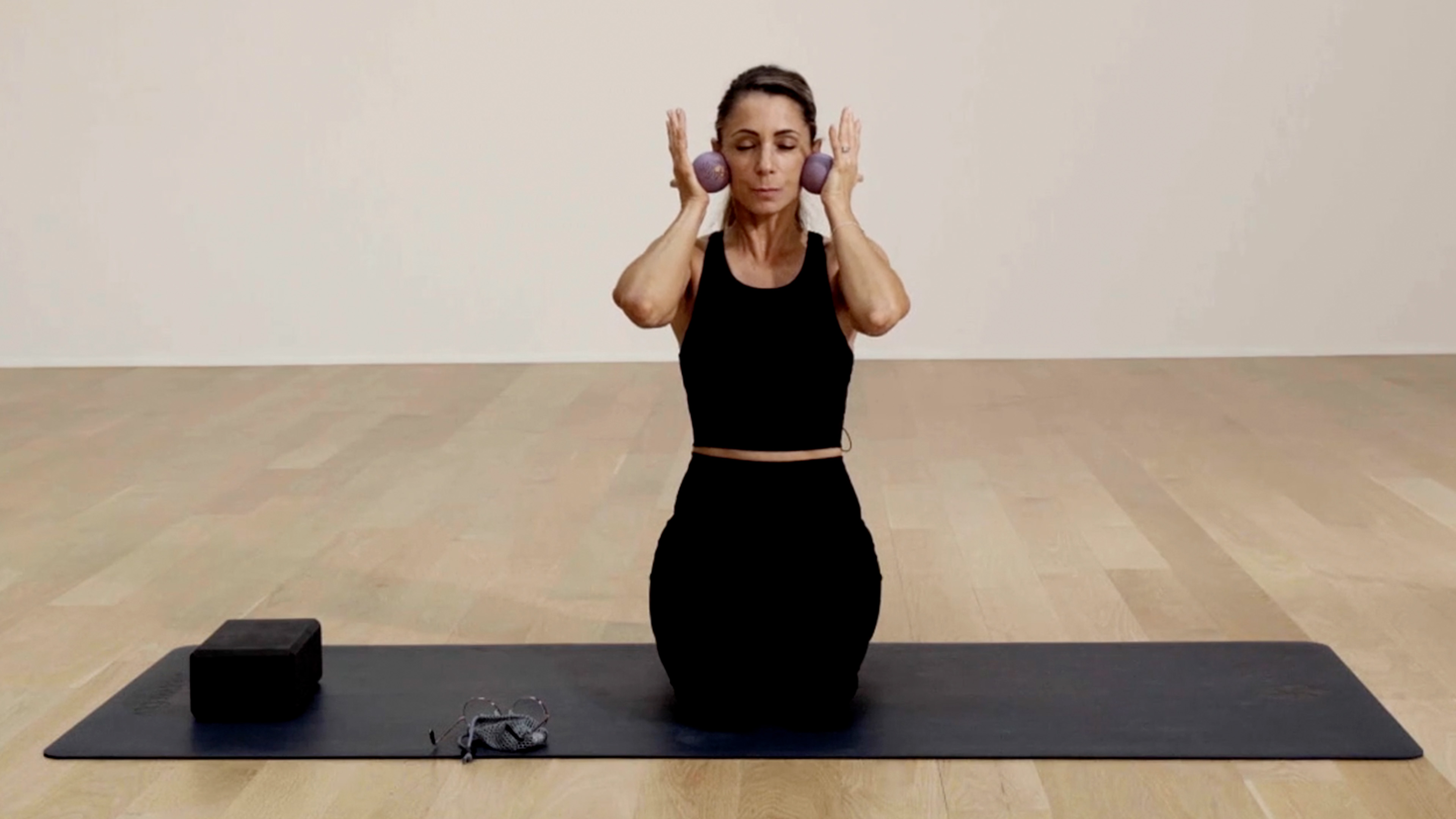 15 min Ball Rolling Relief for the Upper Body w/ Dani