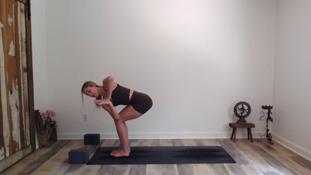 30 min YogaWorks  w/ Ashley – Twist from Your Foundation – 5/11/2023