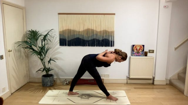 60 min Vinyasa Flow level 2/3 w/ Mia ...