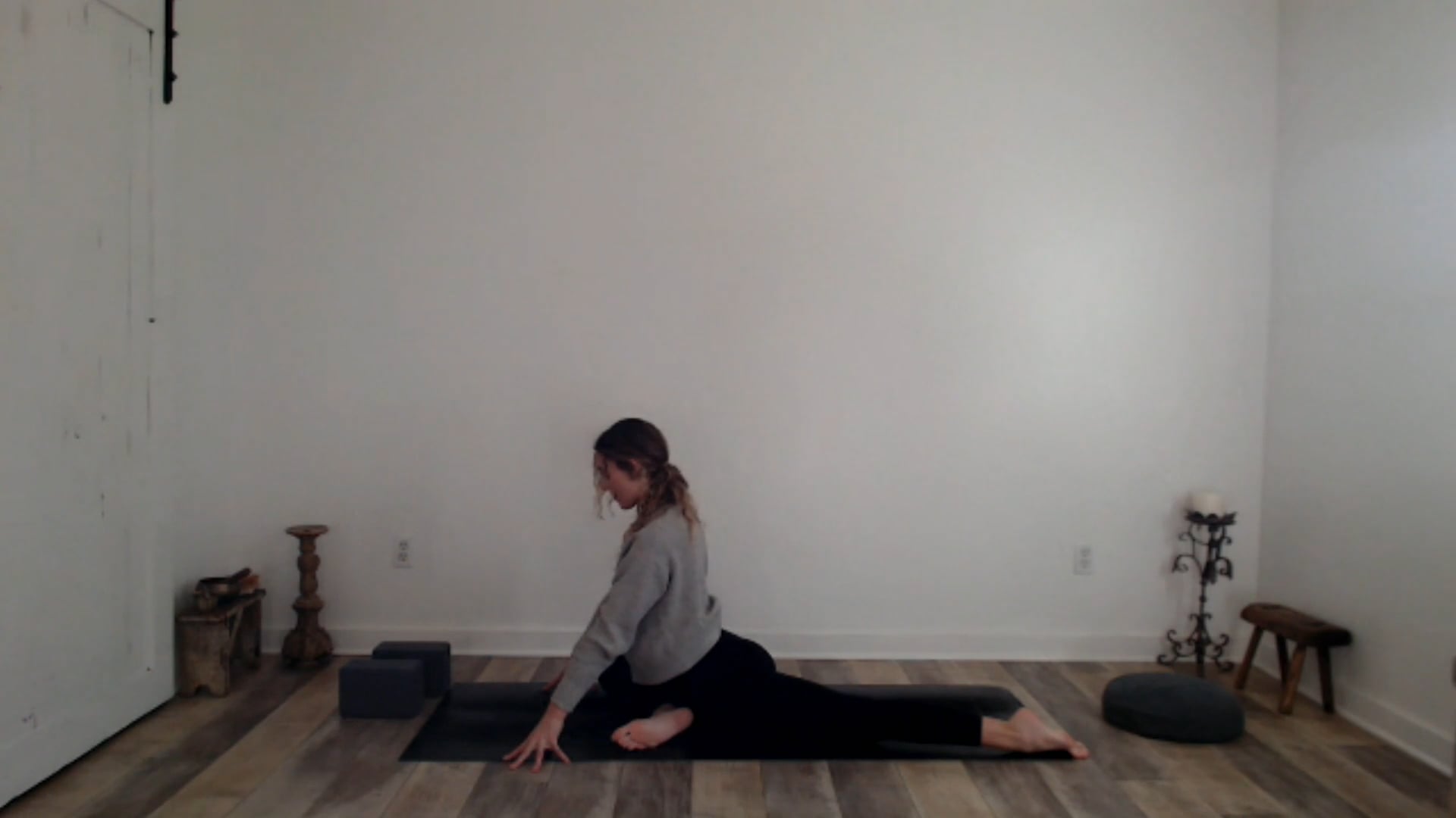 30 min Free Hips Hatha Yoga: Ashley