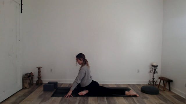 30 min Free Hips Hatha Yoga: Ashley