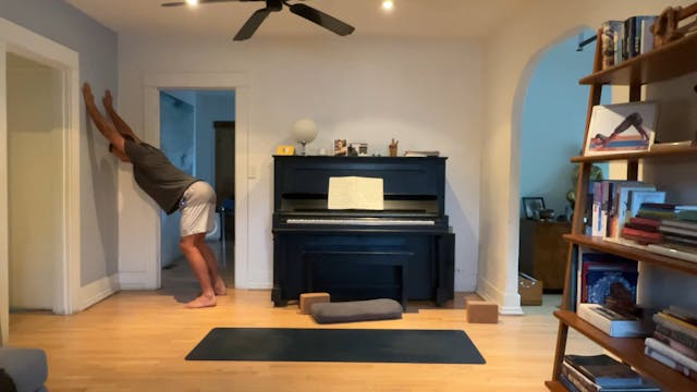 30 min Rise & Shine Vinyasa w/ Vytas ...