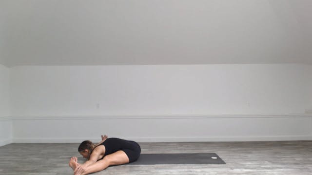 60 min Vinyasa Flow w/ Ashley - Lumin...