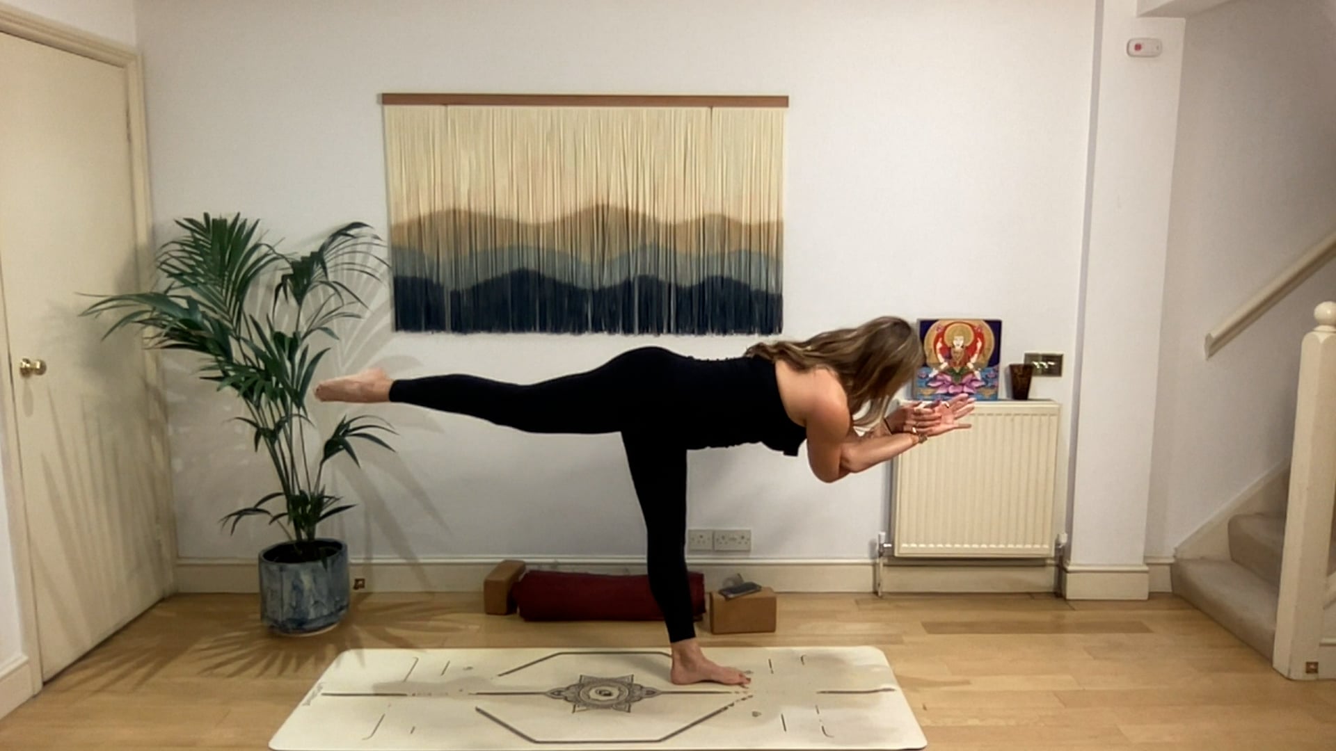 60 min Vinyasa Flow level 2/3 w/ Mia ...