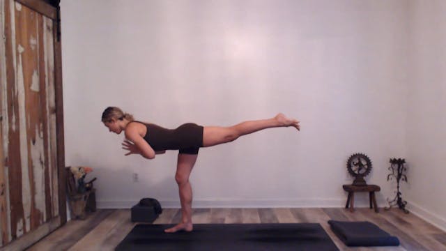 45 min Vinyasa  w/ Ashley - Third War...