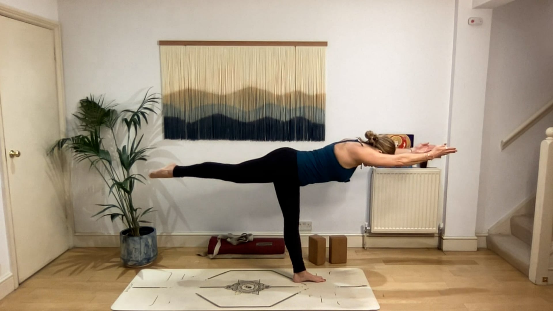 75 min Vinyasa Flow level 2/3 w/ Mia ...