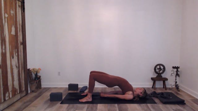 45 min Vinyasa Flow w/ Ashley- Should...