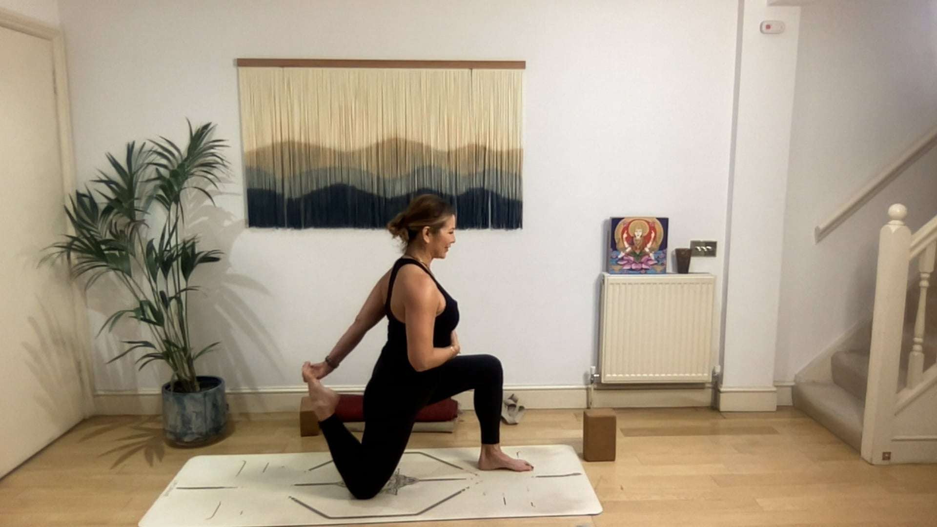 75 min Feel Your Groove Vinyasa Level 2/3: Mia