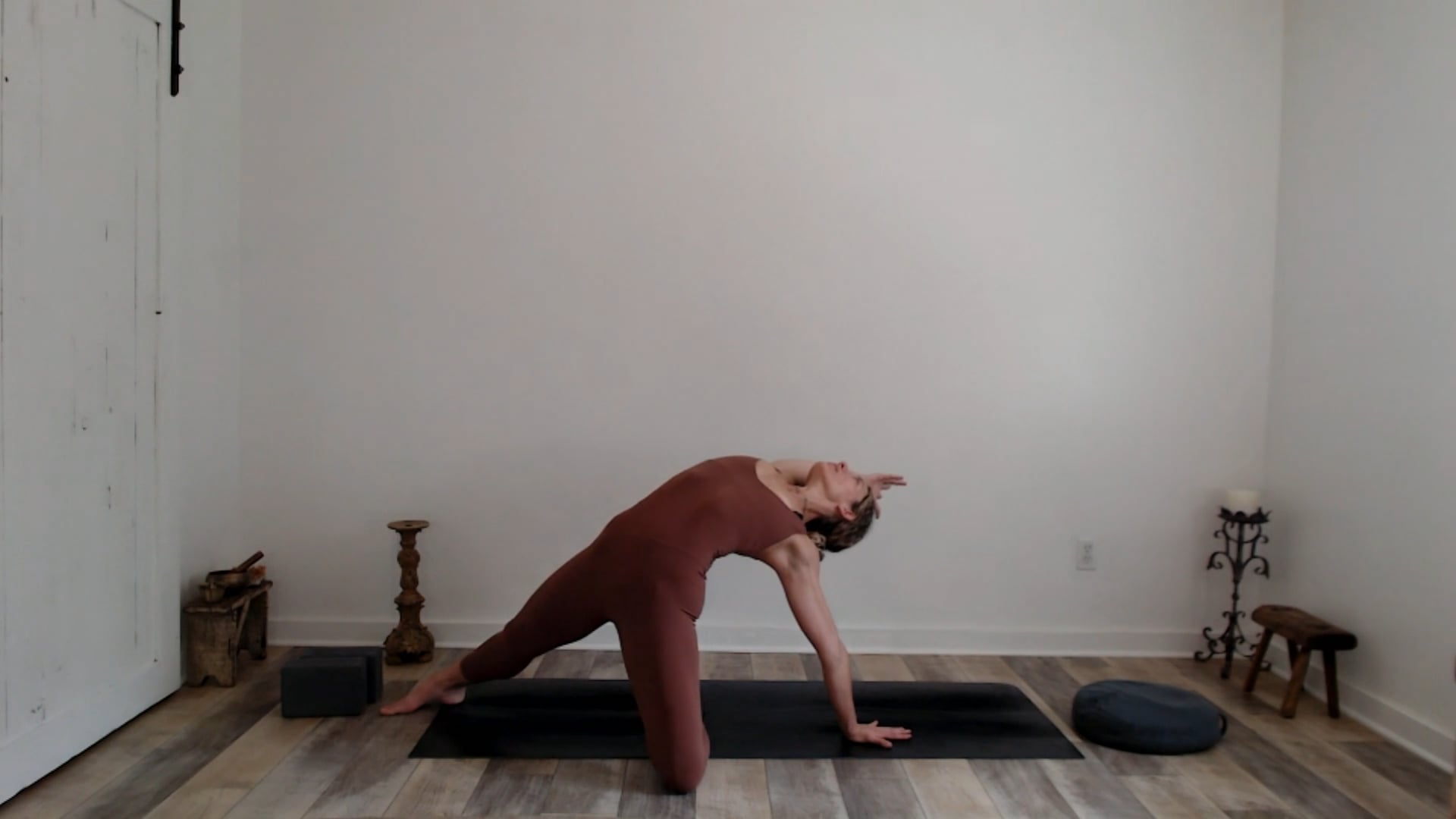 60 min Simplicity (Shoulders & Hips) Vinyasa: Ashley