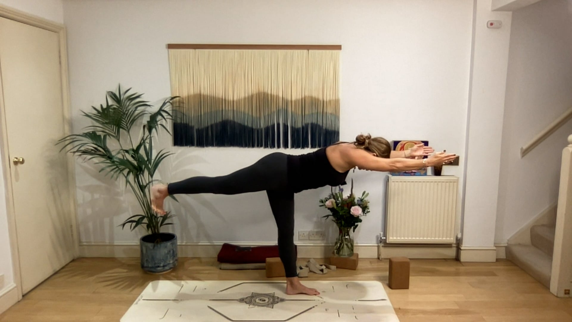 75 min Vinyasa Flow level 2/3 w/ Mia ...