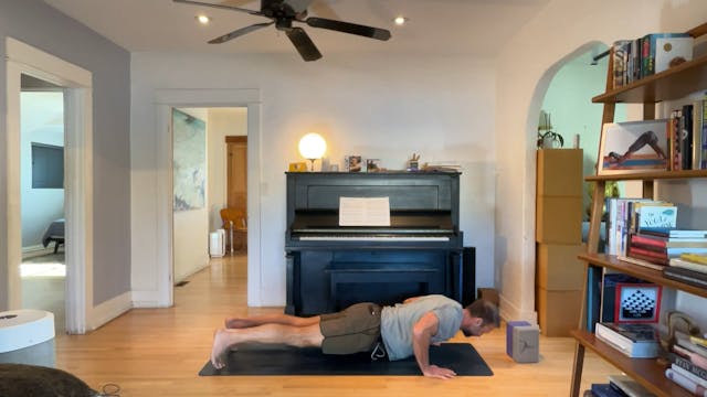 45 min Push Strong Vinyasa 2: Vytas