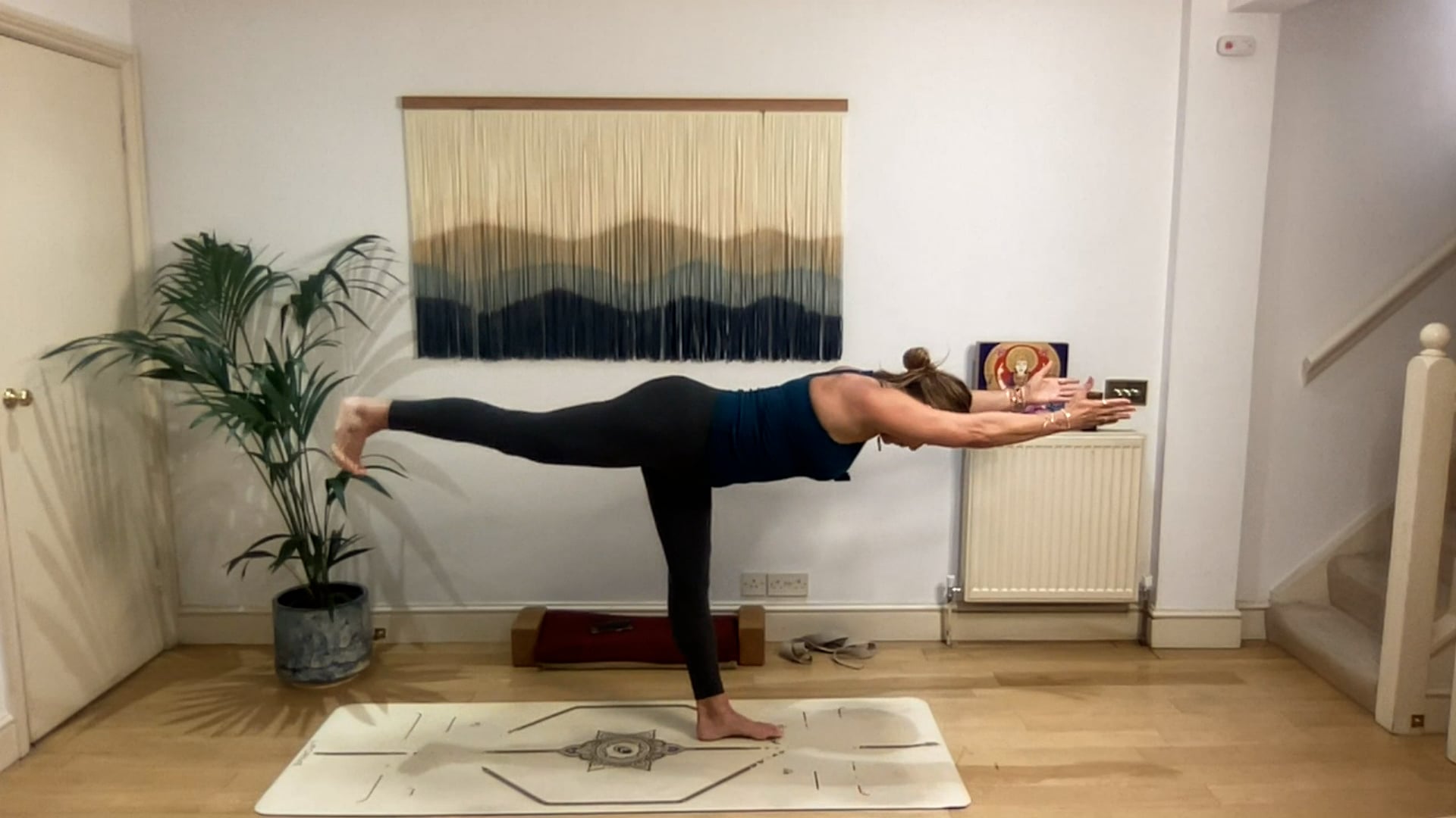 75 min Vinyasa Flow level 2/3 w/ Mia ...