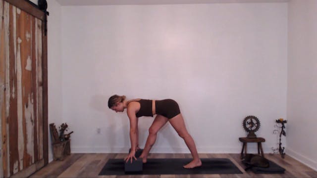 45 Min Vinyasa Flow w/ Ashley - Sacre...