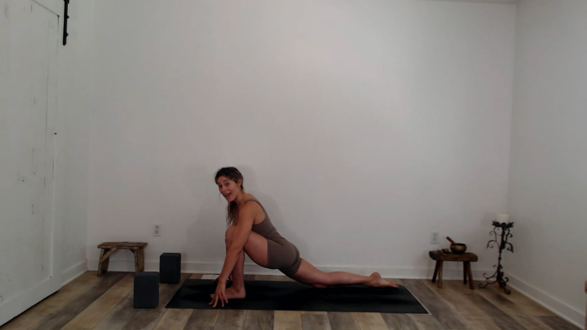 60 min Vinyasa Flow  w/ Ashley - Stil...