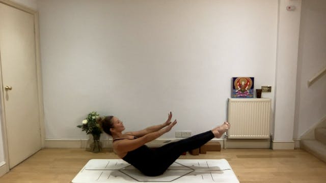 75 min Vinyasa Flow level 2/3 w/ Mia ...