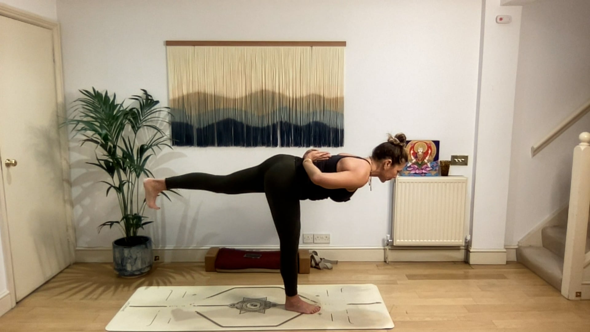 60 min Vinyasa Flow level 2/3 w/ Mia ...