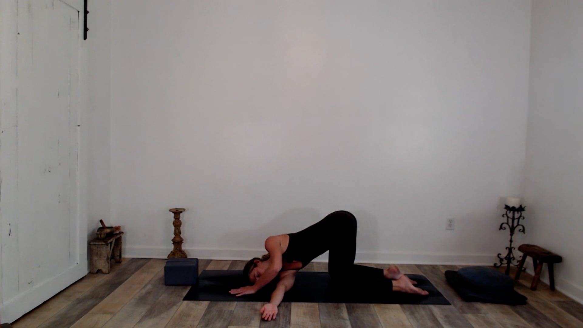 30 min Mobilize, Twist & Bend Hatha Yoga: Ashley