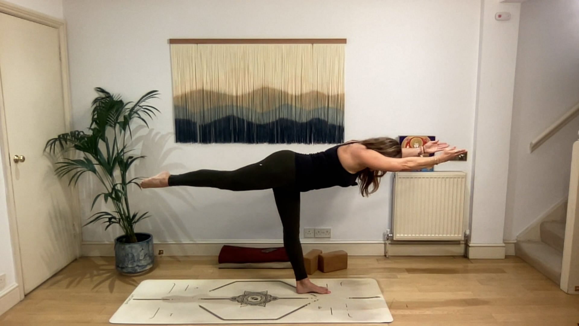 60 min Vinyasa Flow level 2/3 w/ Mia ...