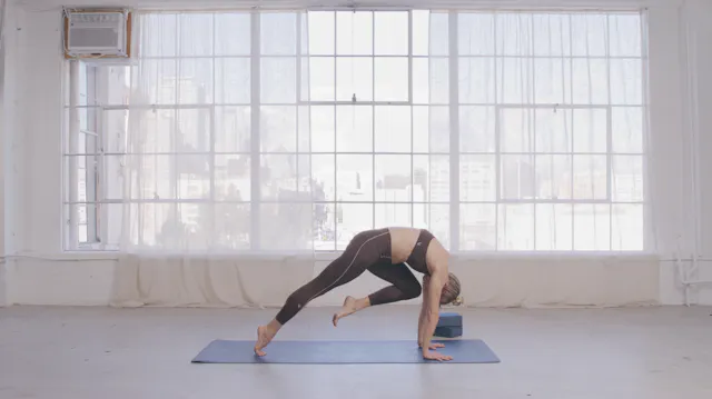 20 min YogaWorks Flow: Maya